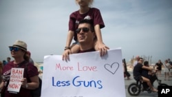 美国一些民众2018年3月23日举牌支持枪管(美联社)