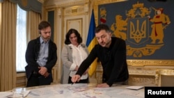 泽连斯基在乌克兰基辅接受路透社记者采访时向记者展示了一张战略资源和目标的地图。(路透社：2025年2月7日)