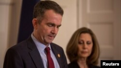 维吉尼亚州州长拉尔夫·诺瑟姆在妻子帕梅拉·诺瑟姆的陪同下在的新闻发布会上发表讲话。(2019年2月2日)