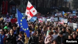 格鲁吉亚民众在首都举行集会抗议外国代理人法。(2023年3月8日)