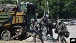 资料图片:2022年10月26日,周三,韩国浦项,韩国海军陆战队在登陆行动中移动到海滩上的一个位置,这是年度虎“护国”军事演习的一部部分。(美联社)