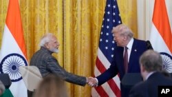 美国总统特朗普与印度总理莫迪在白宫举行联合记者会时握手。(2025年2月13日)