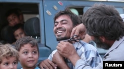 曼比季的男人剪掉胡子,这是对抗伊斯兰国武装在占领时期的命令