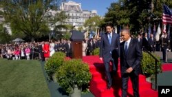 美国总统奥巴马和前来美国进行正式访问的日本首相安倍晋三在白宫南草坪上(2015年4月28日)