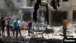 人们正在检查被空袭后的叙利亚北部城市阿勒颇(2016年4月28日)