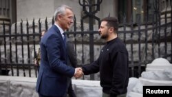 옌스 스톨텐베르그(왼쪽) 북대서양조약기구(NATO∙나토) 사무총장과 볼로디미르 젤렌스키 우크라이나 대통령이 20일 크이우(러시아명 키예프)에서 악수하고 있다.