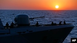 资料照:一艘德国护卫舰在利比亚海岸附近执行救援任务。(2016年3月25日)