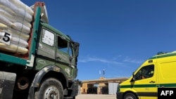 在以色列政府星期天(3月2日)宣布,将暂停一切物资与供应进入加沙后,一些运送救援的卡车在加沙拉法过境点埃及一侧等候。