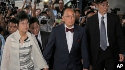 香港前特首曾荫权和妻子抵达香港裁判法院(资料照片)