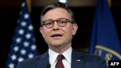 Ketua DPR AS Mike Johnson berbicara dalam konferensi pers di Gedung Capitol di Washington, DC, pada 25 Februari 2025. (Foto: AFP/Saul Loeb)