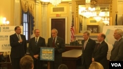 特拉华州联邦参议员卡珀(左三)引用孔子的话说,“己不所欲,勿施于人。”他说中国在进口肉鸡问题上对美国不公平。(美国之音萧洵摄影)