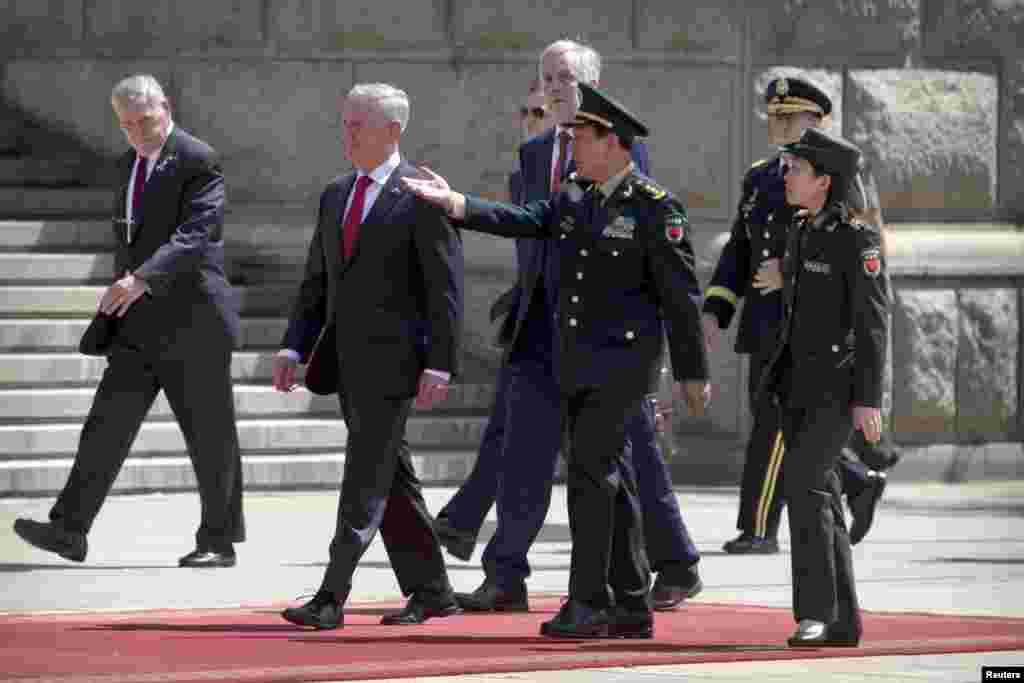 美国国防部长马蒂斯抵达中国国防部大楼,参加欢迎仪式,同中国国防部长魏凤和并肩行走(2018年6月27日)。中国国防部长是军人,而美国等不少西方国家的国防部长是文官。这次访问正值美中紧张关系加剧之际。目前,两国在贸易、台湾和南中国海等问题上都出现摩擦。