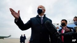 美国总统拜登在安德鲁斯空军基地对媒体发表讲话(2021年2月19日)