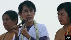 昂山素季在竞选活动上对支持者讲话(2012年2月)