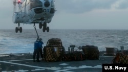 美国海军约翰·麦凯恩号导弹驱逐舰在南中国海巡航 (美国海军照片 资料照片)