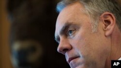 2017年3月29日,美国内政部长辛克在华盛顿内政部大楼内讲话。