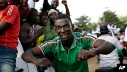 Người ủng hộ Tổng thống Pierre Nkurunziza chào đón sự trở về của ông.