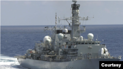 英国皇家海军“里士满”号(HMS Richmond)护卫舰在东中国海航行(英国皇家海军照片)