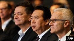 2017年7月4日国际刑警组织主席孟宏伟(右起第二人)和国际刑警组织秘书长卓尔金·斯托克(右)出席新加坡国际刑警组织世界大会开幕式。