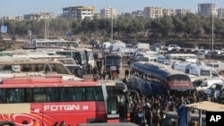 叙利亚难民被撤离到一个难民营(资料图)