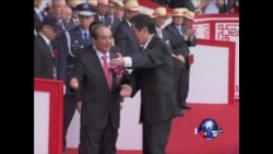 台湾官员庆祝双十节 民众场外抗议 台湾官员庆祝双十节 民众场外抗议