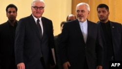 伊朗外长扎里夫在德黑兰欢迎德国外长施泰因迈尔(2015年10月17日)。