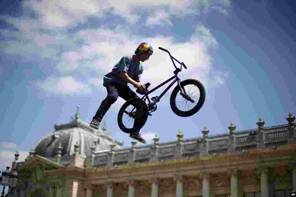 在巴黎小皇宫美术馆前面,自行车运动员凌空表演。为庆祝国际奥林匹克日,巴黎变成了大型奥林匹克公园(2017年6月23日)  