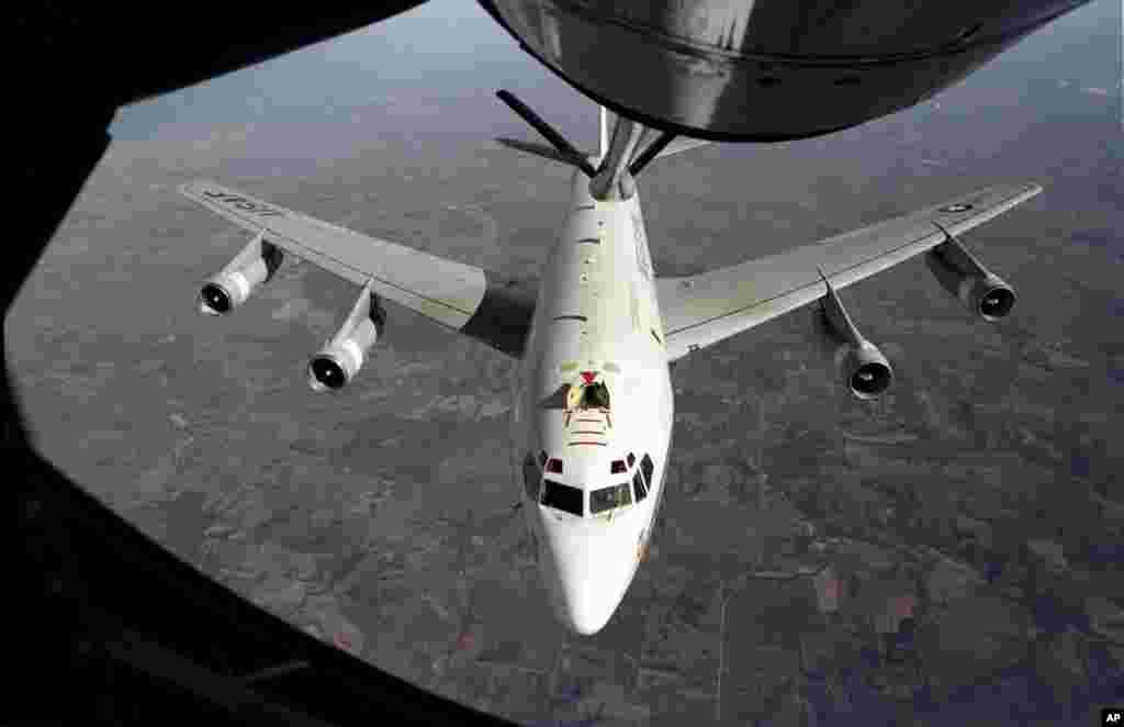 美国空军一架WC-135飞机接受空中加油 (美国空军资料照片)。美国军方5月18日称,当地时间5月17日,美军一架WC-135型核探测侦察机在东中国海上空国际海域“例行”飞行,遇到中国两架苏-30型战机的拦截,其中一架翻过身在美军飞机正上方贴近飞行,最近距离只有大约45米。美方指责中方动作不专业,不安全。 而中国国防部5月19日称,美国军方的说法不符合事实,当时中国的飞行员采取了专业和安全的行动。中方并敦促美国停止对中国的抵近侦察行动。