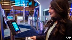 土耳其伊斯坦布尔机场使用的人脸识别扫描仪器(2019年10月16日)。