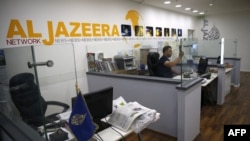 Seorang pegawai tampak bekerja di kantor berita Al Jazeera di Yerusalem, pada 31 Juli 2017. (Foto: AFP/Ahmad Gharabli)