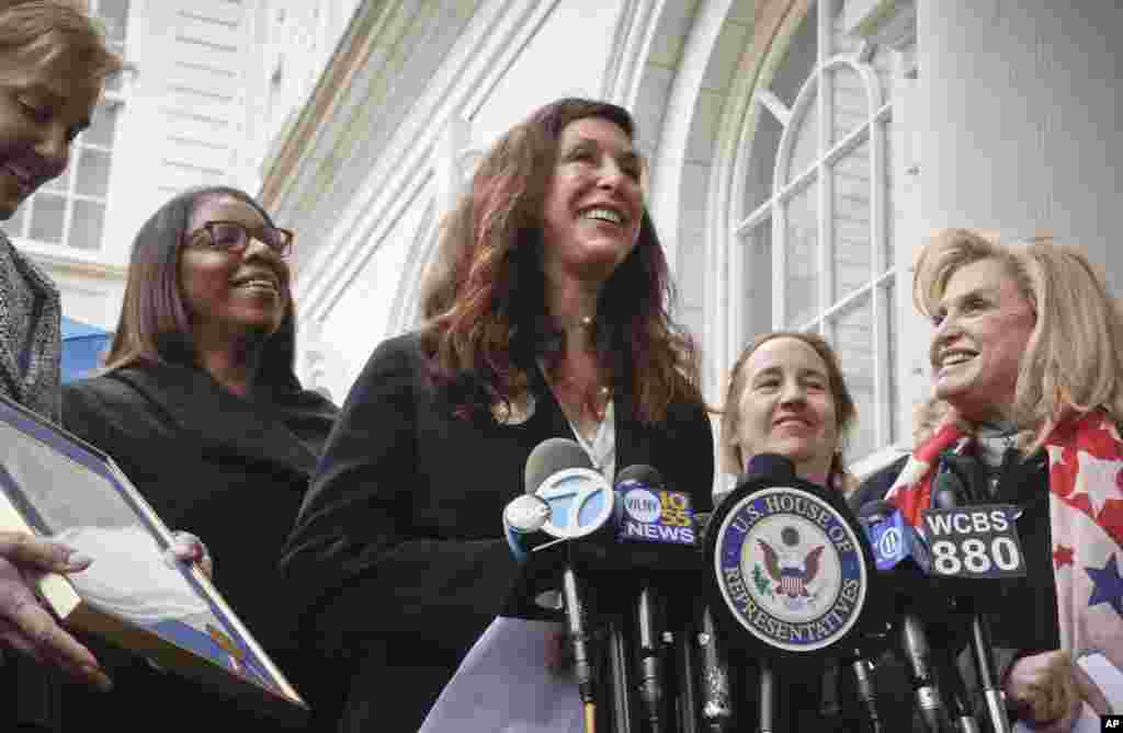 2017年3月27日,在新闻发布会上,美国议员马罗尼(右,Carolyn B. Maloney )介绍“无畏女孩”像的创作者——艺术家威丝巴尔(中,Kristen Visbal)之后,威丝巴尔发表讲话。2017年3月7日,“无畏女孩”像矗立在华尔街铜牛的对面。