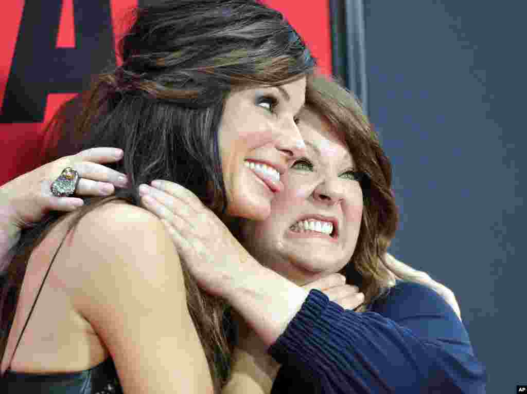 喜剧演员梅丽莎·麦卡西(右)和演员Sandra Bullock 参加影片《辣手警花》( "The Heat" )的纽约首映式(2013年6月23日)。 梅丽莎·麦卡西在福布斯排行榜上名列第二。她去年因为主演女版《捉鬼敢死队》( Ghostbusters ,台湾影名《魔鬼剋星》)和其他作品而赚得3300万美元,创下了至今为止电视喜剧演员最高年收入纪录。今年45岁的麦卡西还为体型丰腴的女性推出了时装品牌。