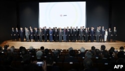 资料照：2024年2月24日，日本先进半导体制造公司(JASM)在熊本县菊池区菊代举行的新半导体工厂开幕仪式上，台湾芯片巨头台积电(TSMC)的创始人张忠谋(C)出席了拍照仪式。（法新社）