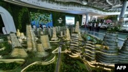 资料照:人们参观中国房地产公司碧桂园在马来西亚投资的“森林城市”项目模型。(2016年4月19日)。