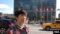 拦截车队的长春市被强拆私营企业业主马永田2014年在纽约联合国总部外 (2014年9月,美国之音方冰拍摄)