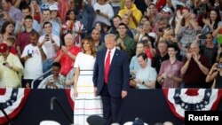 特朗普总统与第一夫人梅拉妮亚抵达林肯纪念堂,总统发表独立日讲话。(2019年7月4日)