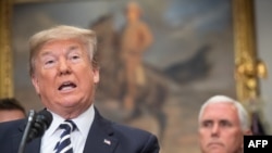 川普总统在白宫罗斯福室签署《经济增长、放缓监管与消费者保护法》。(2018年5月24日)