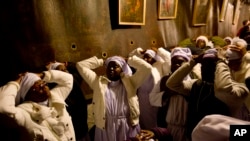 来自尼日利亚的基督徒朝圣者圣诞前夜在伯利恒圣诞教堂内的圣诞洞里祷告。传统上认为耶稣诞生在这里。(2014年12月24日)