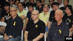 和平占中发起人陈健民、戴耀廷和朱耀明(左起)剃发明志坚定占中 (美国之音海彦拍摄)