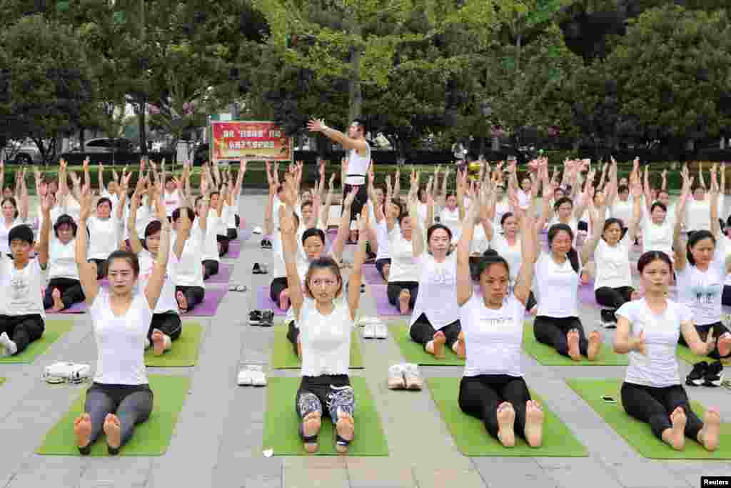 2018年6月17日,中国湖北襄阳,人们练习瑜伽,其中多为女士。