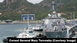 Tàu khu trục tên lửa dẫn đường USS John S. McCain cập cảng Cam Ranh.