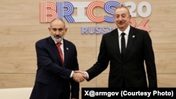 资料照片:亚美尼亚总理尼科尔·帕希尼扬(左)与阿塞拜疆共和国总统伊尔哈姆·阿利耶夫在俄罗斯喀山举行的第16届金砖国家峰会期间举行会晤。(2024年10月24日)
