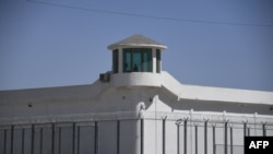 2019年5月31日拍摄的这张照片显示,新疆和田附近一座关押维吾尔人的再教育营戒备森严。