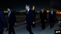 2023年10月13日,美国国务卿布林肯在以色列举行会晤后抵达安曼走向他的车队。(法新社照片)