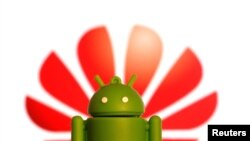 华为徽标前面的3D安卓徽标。(2019年5月20日)