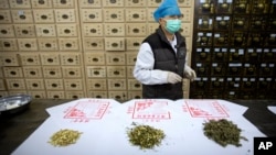 资料照片:北京博爱堂中医院出售的黃芪、 青蒿和艾草等中药材。(2020年3月13日)