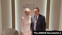 资料照片:联合国缅甸事务特使毕晓普(左)在世界经济论坛上会晤东盟秘书长高金洪。(2025年1月21日)