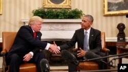 奥巴马总统在白宫与当选总统川普握手(2016年11月10日)