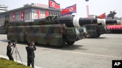 朝鲜导弹车参加阅兵式,通过平壤金日成广场(2017年4月15日)。