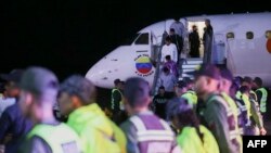 2月10日,被美国驱逐出境的委内瑞拉移民抵达委内瑞拉迈克蒂亚西蒙·玻利瓦尔国际机场。